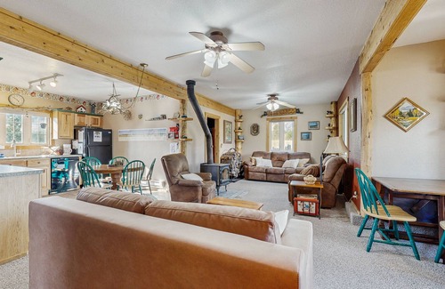 Drake Casa | Spacious cabin with stunning views, wifi, fully stocked kitchen & W/D