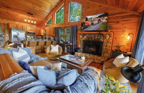 Necowa Cove Cabina | Spacious Cabin with Fire Pit, Hot Tub & Game Room!