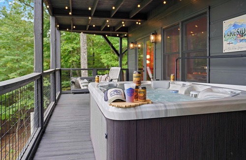 Necowa Cove Cabina | Spacious Cabin with Fire Pit, Hot Tub & Game Room!