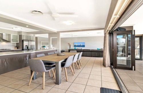 Banksia Beach Casa | AMPLIA CASA DE CANAL CON PISCINA PRIVADA Y PONTOON.