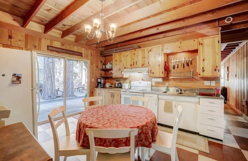 Mill Creek Cabina | Spacious Classic Cabin Retreat- near Lassen