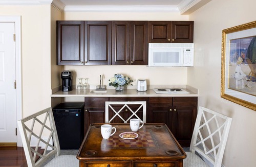 South Rehoboth Apartamento | Spacious Club Suite | Fireplace & Kitchenette