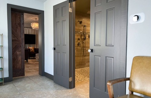 Bellville Casa | Spacious Clubhouse Suite + POOL