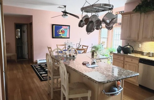 Cornwall Casa | Colonial espacioso en 2 más acres