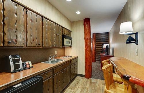 Columbia Hotel | Spacious Columbia Retreat with Rustic-Charm Rooms & Heated Pool