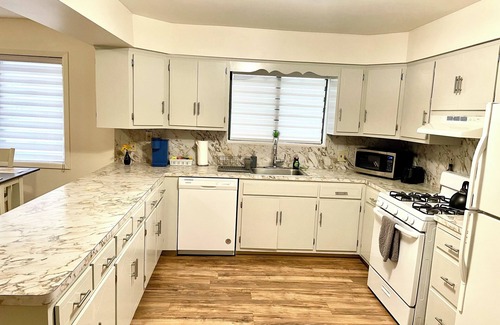 Garfield Apartamento | Spacious comfort, 1st FL, parking, 2 TVs, laundry,Beautiful views of NYC skyline