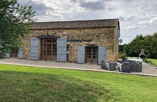 Sainte Croix de Beaumont Casa | Spacious, comfortable 8-person gîte.