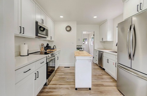 South Tacoma Casa | Spacious Comfy Home 2br+2ba - 9 min to Tacoma Dome