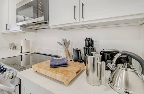 South Tacoma Casa | Spacious Comfy Home 2br+2ba - 9 min to Tacoma Dome