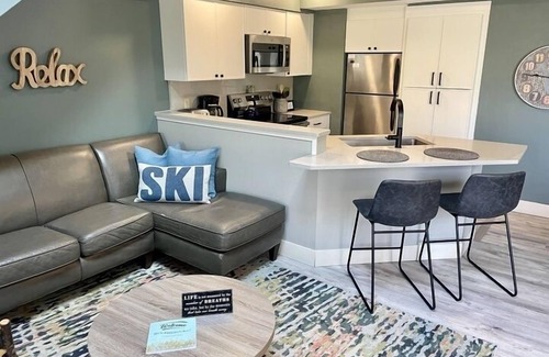 Thompsonville Condominio | Spacious condo in the heart of Crystal Mountain with fireplace, walking distance