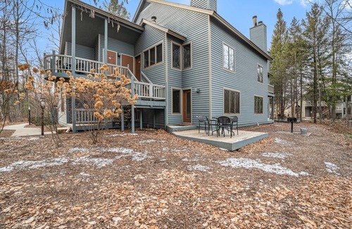 Thompsonville Condominio | Spacious condo in the heart of Crystal Mountain with fireplace, walking distance