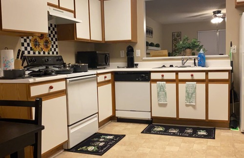 Greer Condominio | Spacious Condo, King and Twin beds, Peaceful