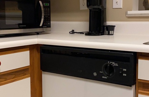 Greer Condominio | Spacious Condo, King and Twin beds, Peaceful