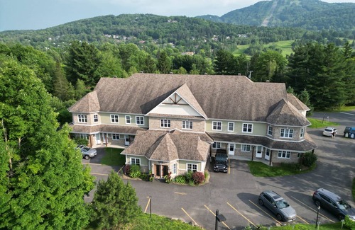 Bromont Apartamento | Amplio Dept - Piscina y BBQ - Esquí, MTB, Golf, Teletrabajo