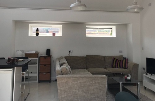 Begbroke Casa | Amplio, fresco, apartamento de una habitación, con jardín y estacionamiento fuera de la carretera.