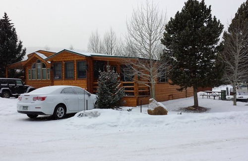 Breckenridge Chalet De Esquí | LOTE DE ESQUINA ESPACIOSO! Chalet de montaña situado en el hermoso Tiger Run RV Resort.