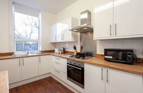 Walkden Casa | Spacious Cosy 2 Bedroom House by Bridgewater Canal