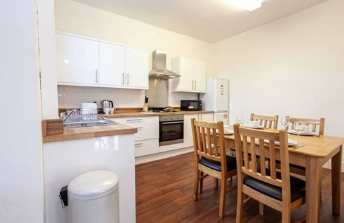 Walkden Casa | Spacious Cosy 2 Bedroom House by Bridgewater Canal