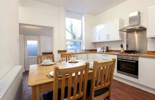 Walkden Casa | Spacious Cosy 2 Bedroom House by Bridgewater Canal