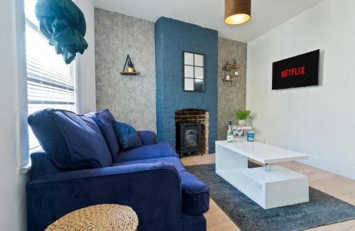 Gillingham Casa | Spacious Cosy City Centre House - Perfect for Contractors & Work