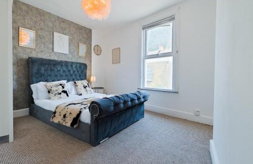 Gillingham Casa | Spacious Cosy City Centre House - Perfect for Contractors & Work