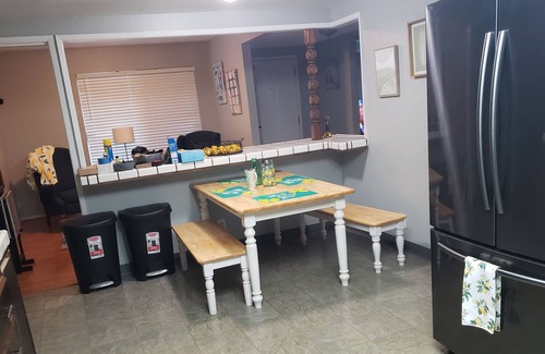 Merced Casa | Spacious cozy 4 bedroom 2 bath home in a quiet well established neighborhood