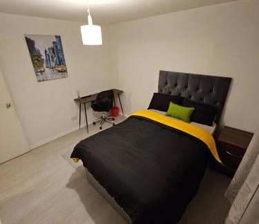 Newark upon Trent Casa | Spacious, cozy double room 3 with amenities