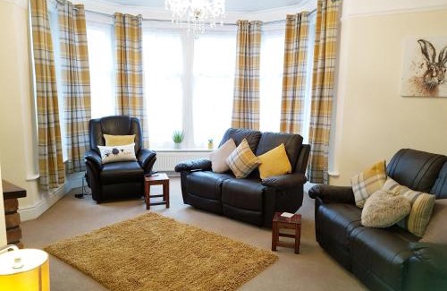 Llandrindod Wells Apartamento | Spacious & Cozy Mid Wales Town Centre Apartment, With Bike Storage