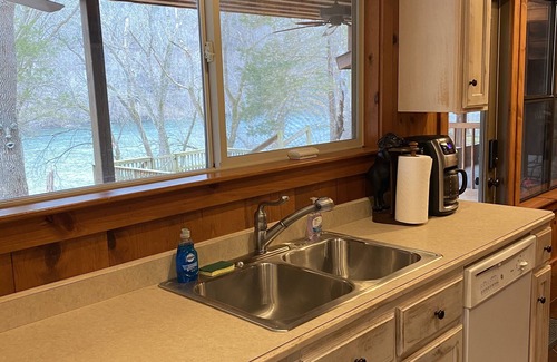 Mountain View Cabina | Spacious, cozy retreat on the White River, minutes from the trails and caverns.