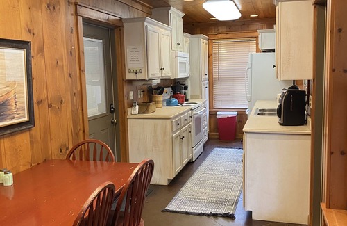 Mountain View Cabina | Spacious, cozy retreat on the White River, minutes from the trails and caverns.