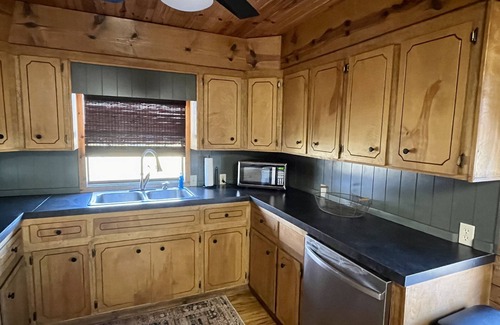 Mountain View Cabina | Spacious, cozy retreat on the White River, minutes from the trails and caverns.