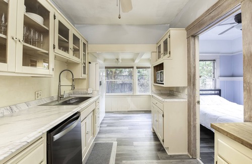 Willmore Casa | Spacious Craftsman House in Downtown LB - 5 car parking - Ideal for large groups