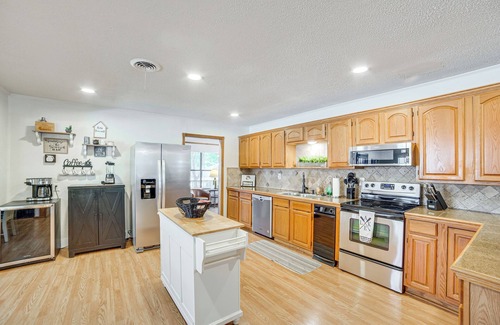 Gun Barrel City Casa | Covered Deck & Fire Pit: Gun Barrel City Escape!