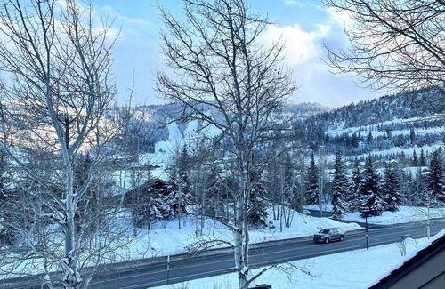 Deer Valley Casa | Actualizado en 2016 Deer Valley Townhome. Plan de piso abierto con vistas impresionantes.