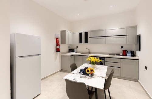 Medina Apartamento | Spacious Designer Three Bedroom Home in Almadinah