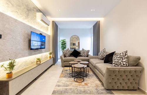Medina Apartamento | Spacious Designer Three Bedroom Home in Almadinah