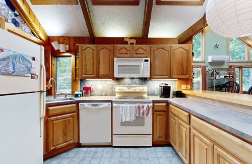 Forest Farms Casa | Spacious dog-friendly home, fireplace, firepit, sauna, jet tub, decks, wifi