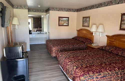 Mathis Hotel | Spacious Double Room w/Parking Near Lake Corpus Christi Adventures