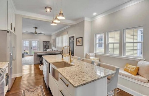 Evansville Casa | Spacious Downtown Elegance
