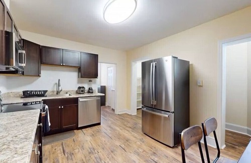Downtown Apartamento | Spacious Downtown Frederick, 3 BR, Full Kitchen Off Street Parking