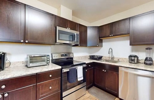 Downtown Apartamento | Spacious Downtown Frederick, 3 BR, Full Kitchen Off Street Parking