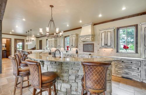 Edmond Apartamento | Spacious Edmond Vacation Rental with Hot Tub!