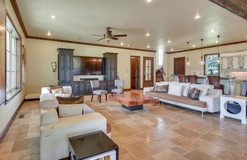 Edmond Apartamento | Spacious Edmond Vacation Rental with Hot Tub!