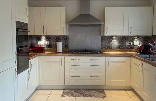 Norton Fitzwarren Casa | Spacious Family Retreat in Serene Taunton | Sleeps 8 | Near Town & Countryside