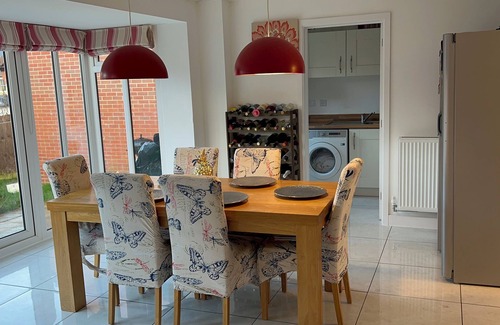 Norton Fitzwarren Casa | Spacious Family Retreat in Serene Taunton | Sleeps 8 | Near Town & Countryside