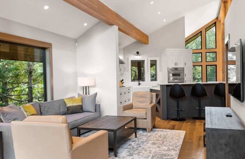 Nicklaus North Casa | Spacious family chalet w/ hot tub & mountain views