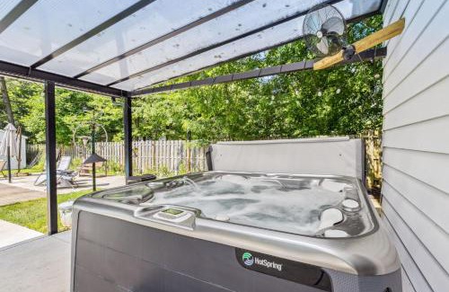 Lyndhurst Casa | Spacious Family Getaway- Salt Water Pool & Hot Tub