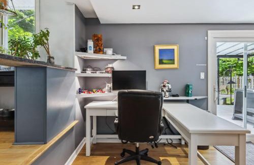 Lyndhurst Casa | Spacious Family Getaway- Salt Water Pool & Hot Tub