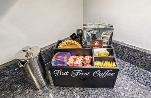 Lyndhurst Casa | Spacious Family Getaway- Salt Water Pool & Hot Tub