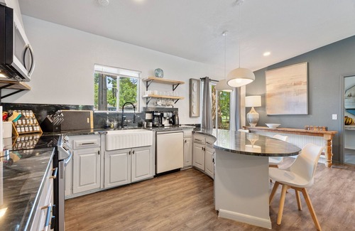 Central Oklahoma City Casa | Spacious Family Home w Pool Hot Tub Large Yard